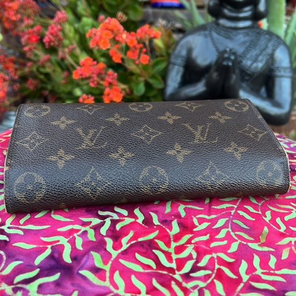 Louis Vuitton Monogram Sarah Wallet - Picture 7 of 17